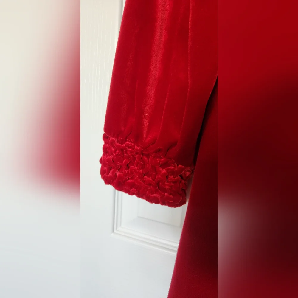 Vintage Delicates House Coat - Size Medium - 100% Polyester - Red Long Sleeve - Picture 4 of 8
